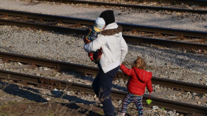אם ושתי בנותיה צועדות ברגל ממקדוניה לסרביה. צילום: תמר דרסלר