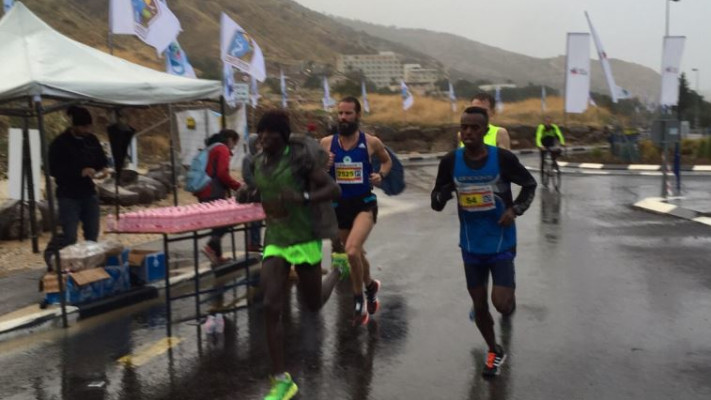 רצים במרתון טבריה הגשום. צילום: דנה בכר, רשות הכנרת