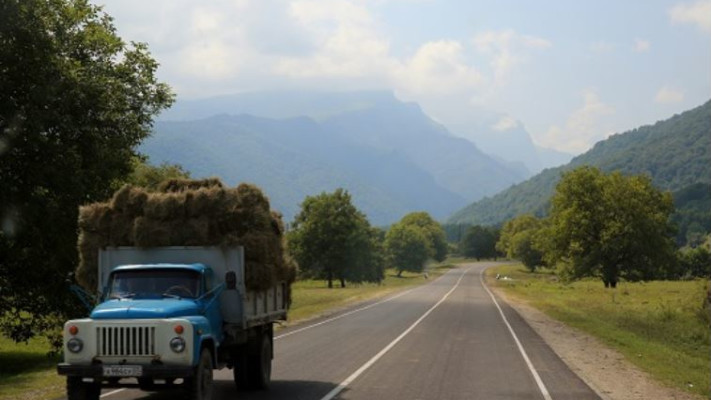 נוף הרי הקווקז. מתוך: &quot;אני יהודי הררי&quot;. צילום: יח&quot;צ