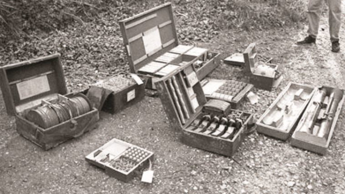 חומרי הנפץ והתחמושת שהתגלו בדירת המסתור. צילום: מתוך מתוך ספרו של בנט בלוטניקוף, &quot;טרור בקופנהגן