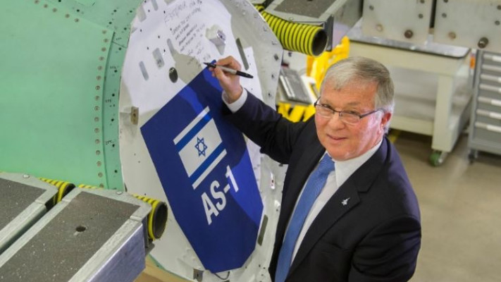 ראש משלחת משרד הביטחון בארה&quot;ב חותם על גוף מטוס ה-F-35. צילום: משרד הביטחון