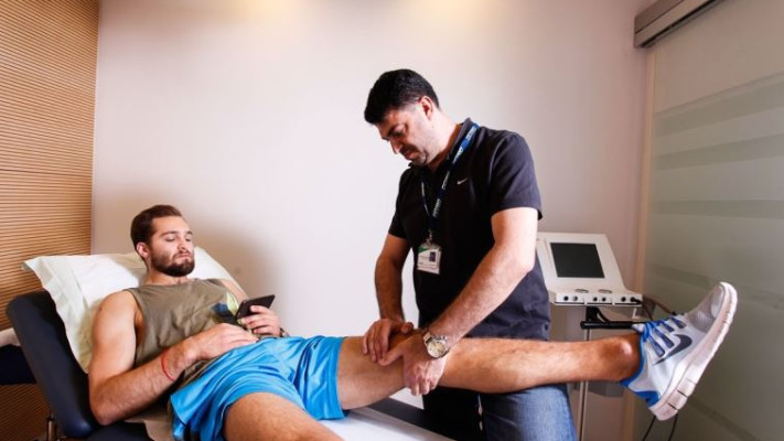 אדם בדיר מטפל באלכס שטילוב במרכז אסותא ריאקשן. צילום: ינון ירוס