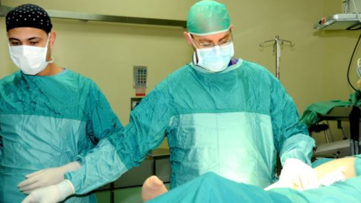 ד&quot;ר אסף לקר בעת הניתוח החדשני, צילום: יח&quot;צ סורוקה.