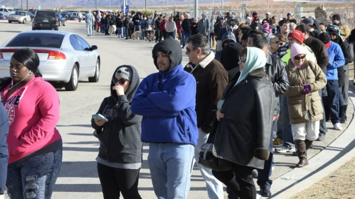 המונים מחכים לקנות כרטיס. צילום: רויטרס