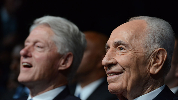 ביל קלינטון עם פרס. פעם היה זה הוא שנחלץ לטובתו. צילום: Getty Images