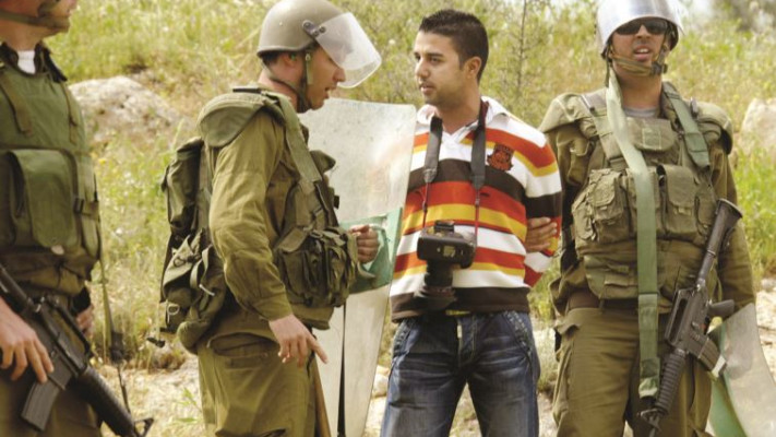 פעילי בצלם. זועמים על רה"מ ושר הביטחון. צילום: אחמד גריבלי, פלאש 90