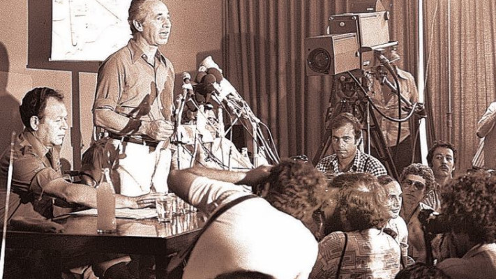 שמעון פרס לאחר מבצע אנטבה. צילום: דוד אלדן, לע&quot;מ