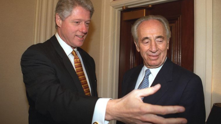 פרס עם ביל קלינטון. צילום: יעקב סער, לע&quot;מ