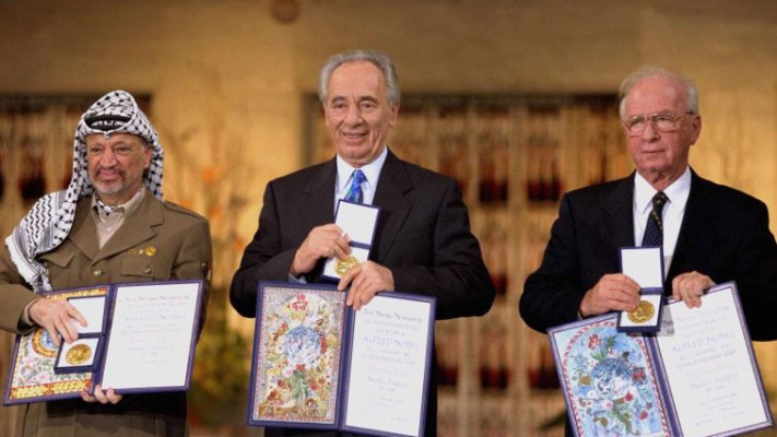 &quot;היה איש של שלום&quot;. פרס הנובל ליצחק רבין, שמעון פרס ויאסר עראפת. צילום: יעקב סער, לע&quot;מ