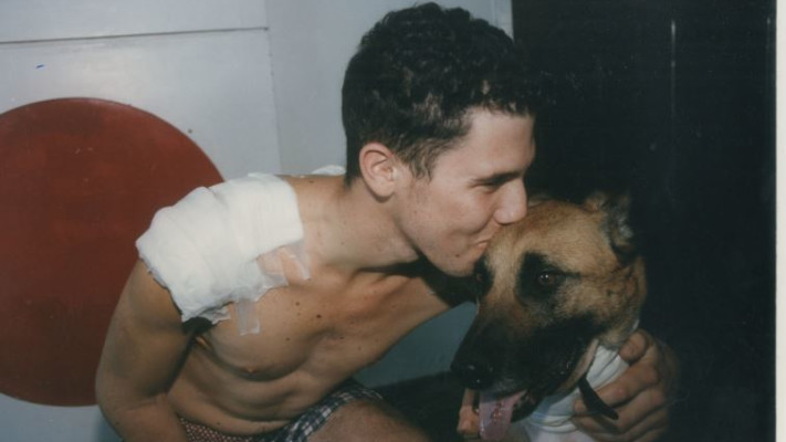 עו&quot;ד נחמי פיינבלט, בצעירותו, והכלבה לינדה לאח הפציעה בלבנון. צילום: הרצל שפירא