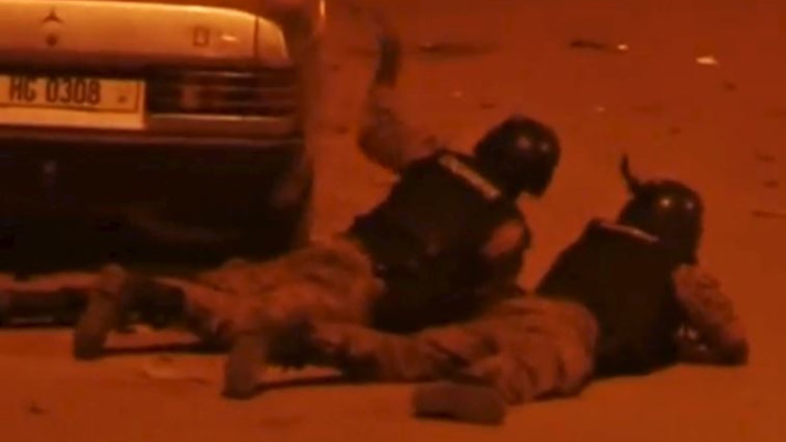 כוחות הביטחון בזירת הפיגוע בבורקינה פאסו. צילום: רויטרס