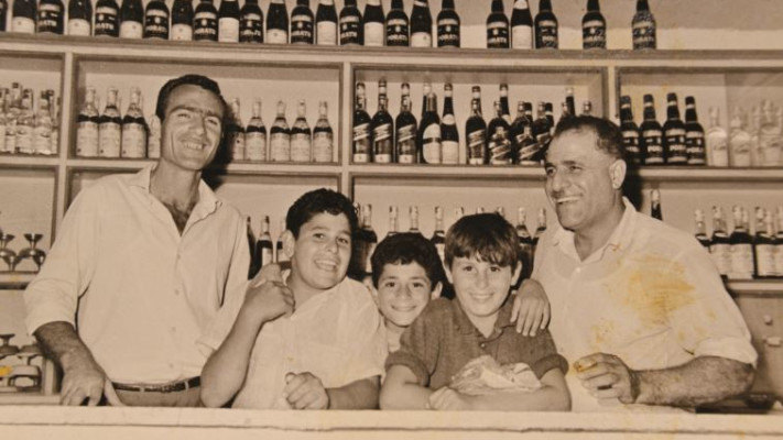 בני משפחת לוי בקפה נח בימים טובים יותר. צילום רפרודוקציה: תמר דרסלר