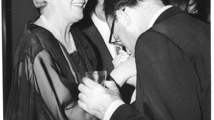 משפחת רוטשילד תרמה לבניית המשכן סכום של 1.25 מיליון לירות שטרלינג. בגין מנשק את ידה של דורותי דה רוטשילד בטקס חנוכת המשכן, 1966. צילום: ארכיון הכנסת