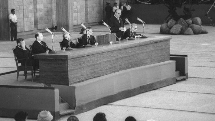 נחשב לשיא ההדר, הפאר והשכלול. אשכול נואם בטקס חנוכת המשכן, 1966. צילום: ארכיון הכנסת