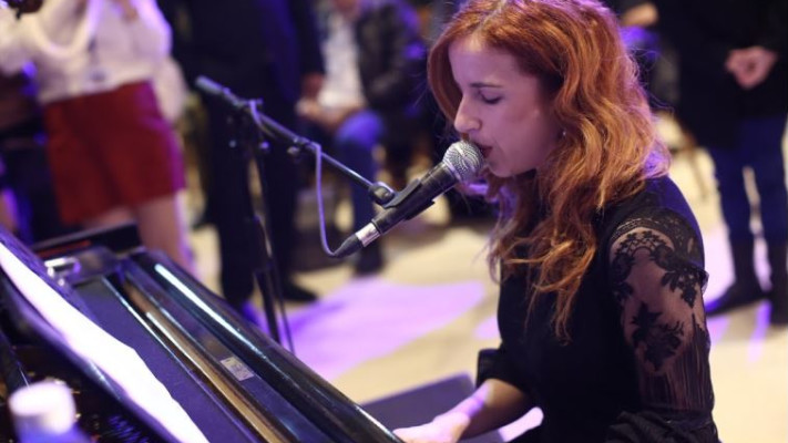 סתיו שפיר מופיעה בכנסת. צילום: דוברות הכנסת