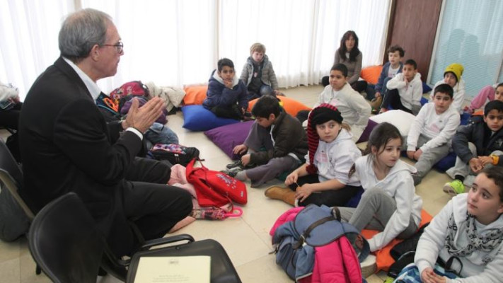 נחמן שי מקריא סיפור לילדים. צילום: דוברות הכנסת