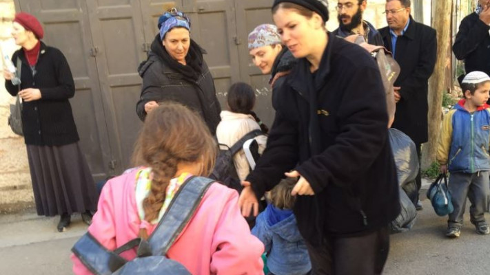 הורים וילדים מתפנים מחברון. צילום: רחל בן ארי