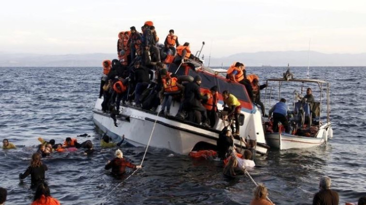 פליטים ליד חופי יוון. צילום: רויטרס