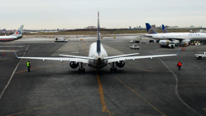 שדה תעופה בניו יורק, טיסות אחרונות לפני הסופה. צילום: רויטרס