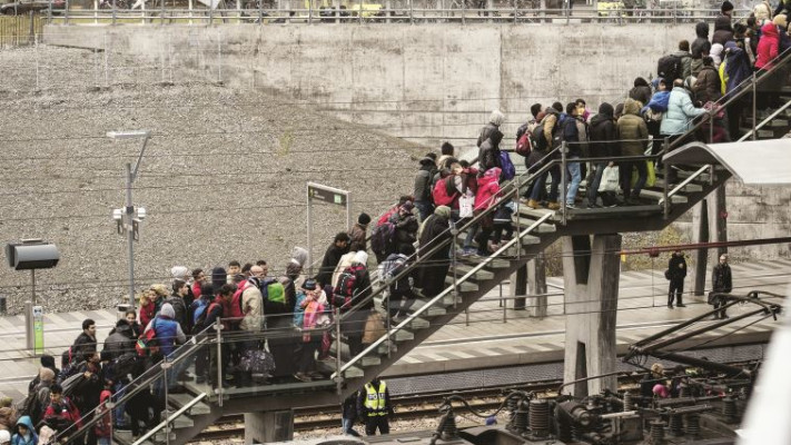 פליטים על גשר ארסונד. צילום: רויטרס