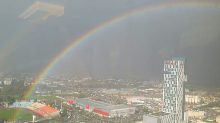 קשת בענן מעל קניון איילון. צילום: משה פרידמן