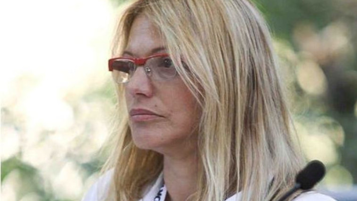 מפזרת ריח מסריח. אורנה בן דור. צילום: אוהד צויגנברג