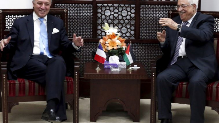 לורן פביוס ומחמוד עבאס. צילום: רויטרס