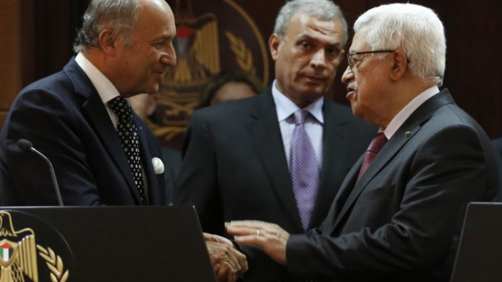 לורן פאביוס ומחמוד עבאס. צילום:רויטרס