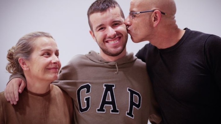 אוהד בן ישי והורי. צילום: רענן כהן