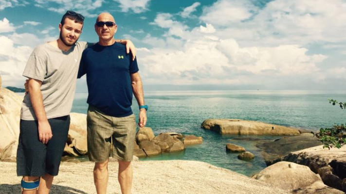 אוהד בן ישי ואביו שמעון בטיול בתאילנד. צילום פרטי