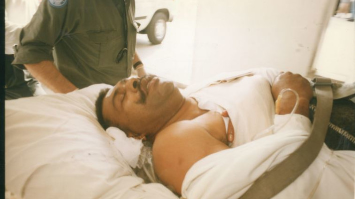 חיילי או&quot;ם פצועים עקב ירי על כפר קאנא במהלך מבצע ענבי זעם. צילום: הרצל שפירא