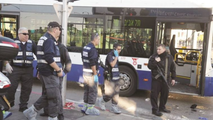  זירת הפיגוע באוטובוס ליד גשר מעריב, ינואר 2015, צילום: אבשלום ששוני