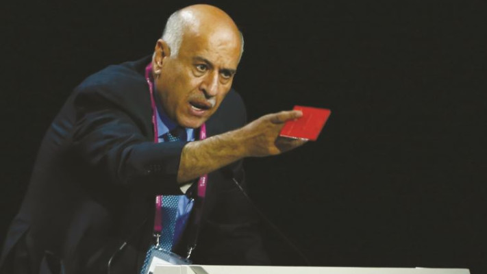 רג׳וב מוציא &quot;כרטיס אדום&quot; לכדורגל הישראלי בכנס פיפ״א. צילום: רויטרס