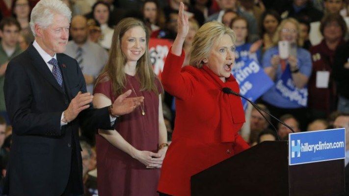 קלינטון יחד עם בעלה ביל ובתה צ'לסי באיווה. צילום: רויטרס