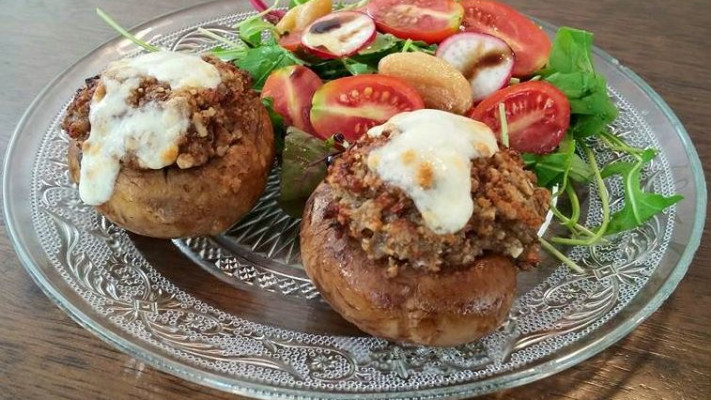 פטריות פורטבלו ממולאות של &quot;שכונה&quot;. צילום: יח&quot;צ