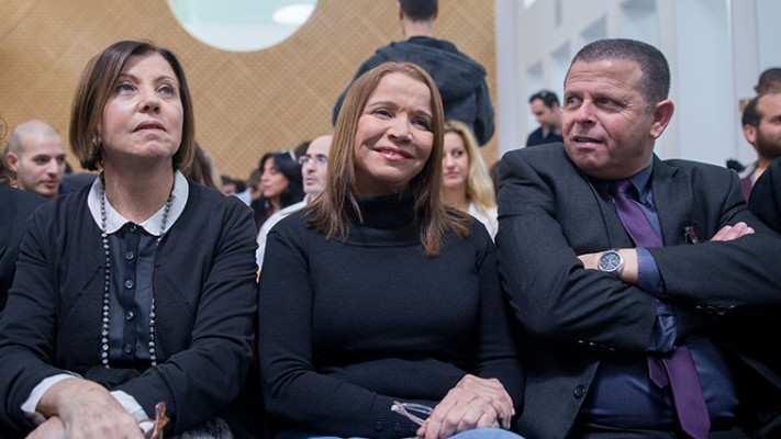 כבל, יחימוביץ' וגלאון. האופוזיציה מעבירה החלטות כלכליות. צילום: יונתן זינדל, פלאש 90