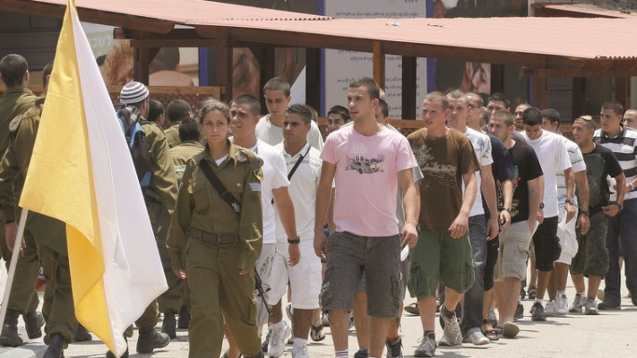 צעירים מתגייסים לצה&quot;ל. צילום: רוני שיצר, פלאש 90