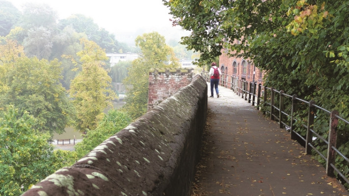 בת 3,00 שנה. החומה הרומית המקיפה את צ'סטר. צילום: תלמה אדמון