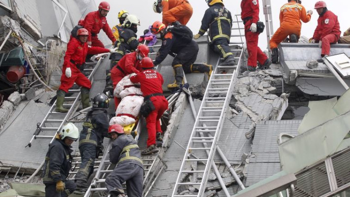 מחלצים פצועים בעזרת סולמות ומנופים. צילום: רויטרס 
