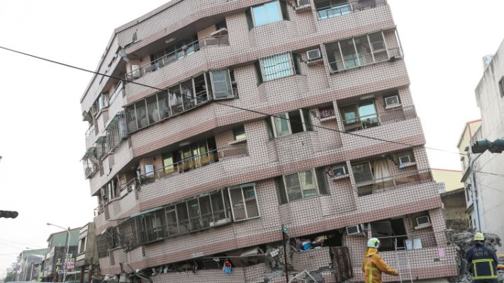 בניין קורס ברעידת האדמה. צילום: רויטרס 