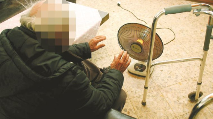 קשיש בביתו. צילום: אדי ישראל, פלאש 90 