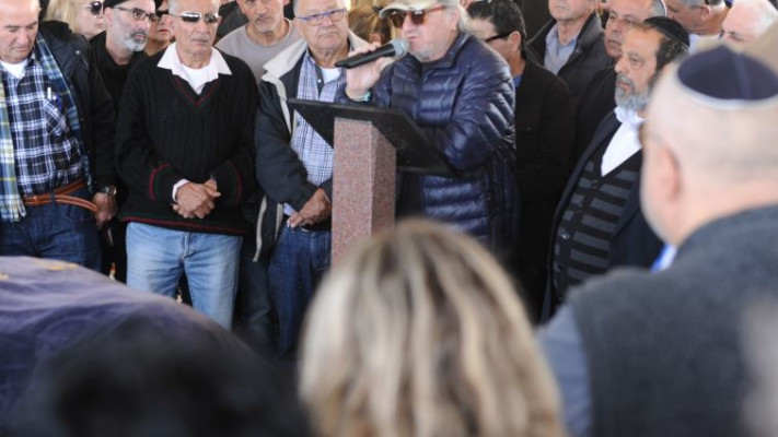 עוזי פוקס מספיד את גבי שושן. צילום: אבשלום ששוני