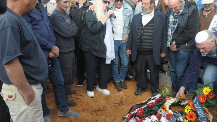 סיים את השיחה בחיבוק ובאמירה שהוא &quot;מפתיע ובלתי צפוי&quot;. הלווייתו של גבי שושן, השבוע. צילום: אבשלום ששוני