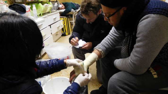 מלכה שיין מגבסת פצוע בבית החולים בסרביה. צילום: באדיבות בית החולים פוריה