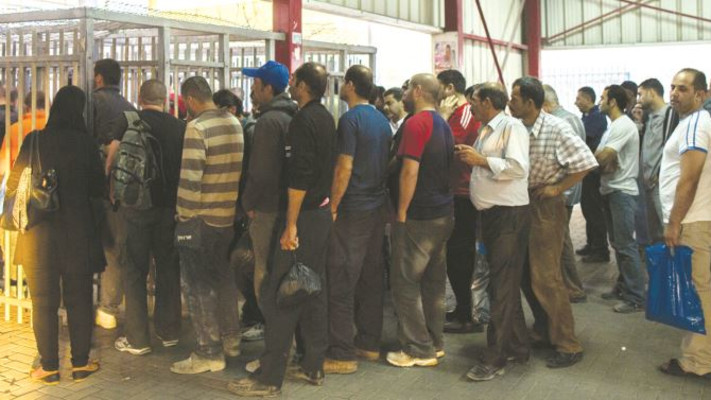 פועלים פלסטינים במחסום