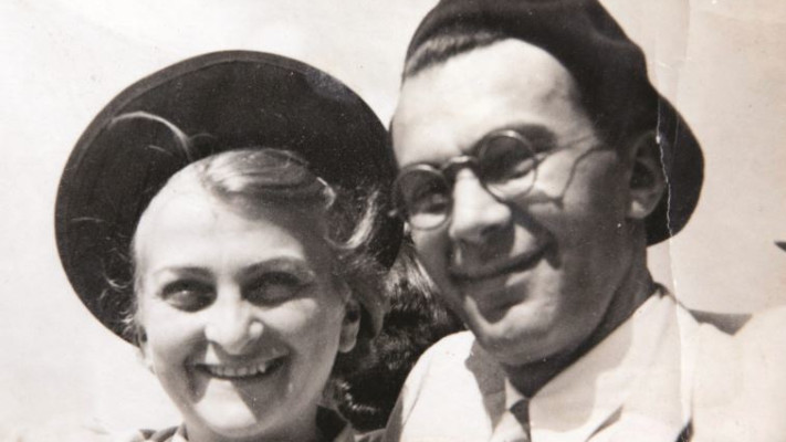 &quot;אהבה של הערצה. עד היום&quot;. קרליבך עם אשתו חווה. צילומי רפרודוקציה: יוסי אלוני, פלאש 90