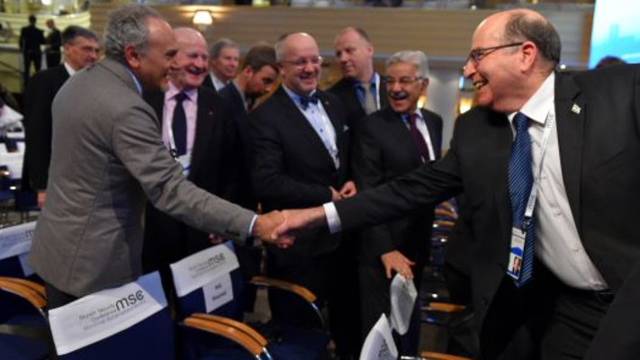 משה (בוגי) יעלון לוחץ יד לנסיך הסעודי טורקי אל-פייסל