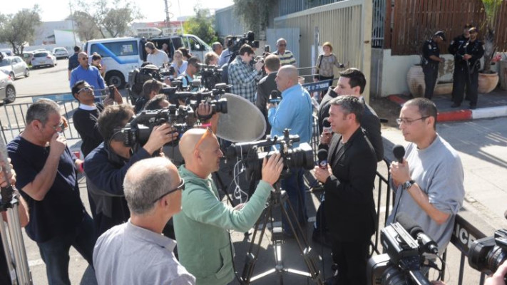 התקשורת ממתינה מחוץ לכתלי בית הכלא. צילום: אבשלום ששוני