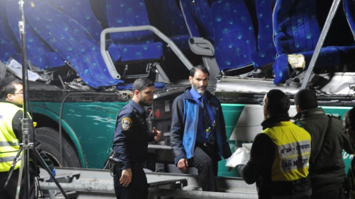 הנהג חיים ביטון במקום התאונה, אמש. צילום: אבשלום ששוני