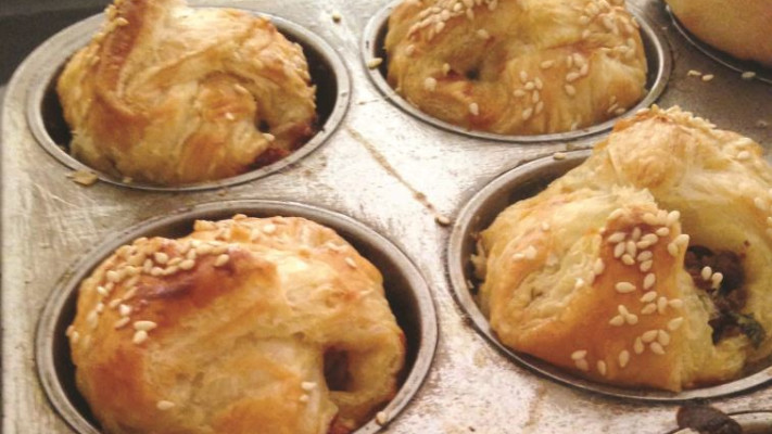 מתאימים לכל אירוע. כיסני בצק עלים במילוי בשר. צילום: פסקל פרץ רובין